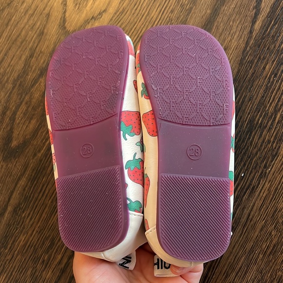 New girl causal flat shoe. EU size 28 - Picture 3 of 3